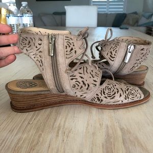 Vince Camuto Regey Nude Suede NWOT 8.5